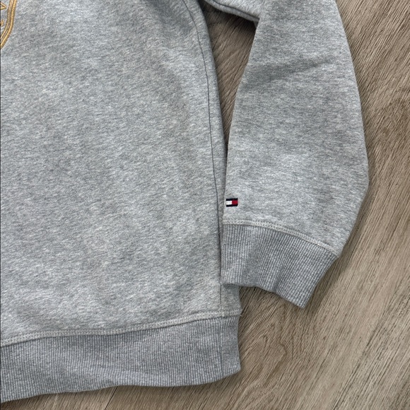 Tommy Hilfiger Light Gray Crewneck Sweatshirt with Gold Crest - Picture 4 of 6